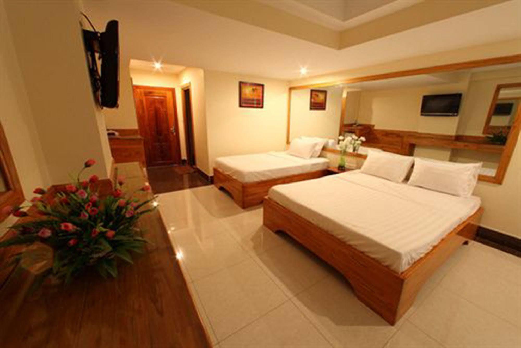 Lucky Star 2 Hotel Phnom Penh Exterior foto