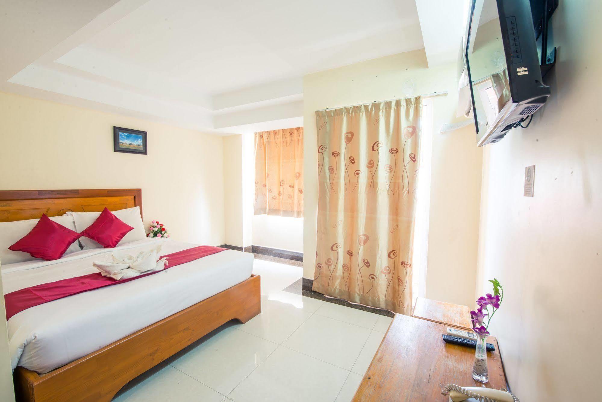 Lucky Star 2 Hotel Phnom Penh Exterior foto