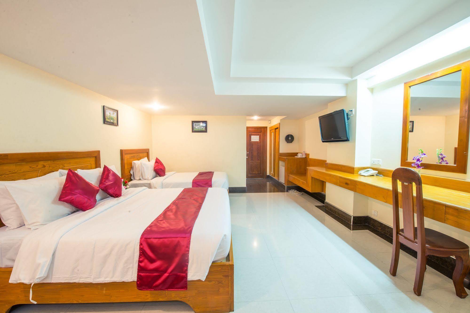 Lucky Star 2 Hotel Phnom Penh Exterior foto